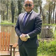 Spanischlehrer, der Ihnen per Videokonferenz hilft, Spanisch zu üben.